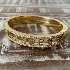 MICHAEL KORS : Logo Hinged Cuff / Bangle Bracelet - Gold
